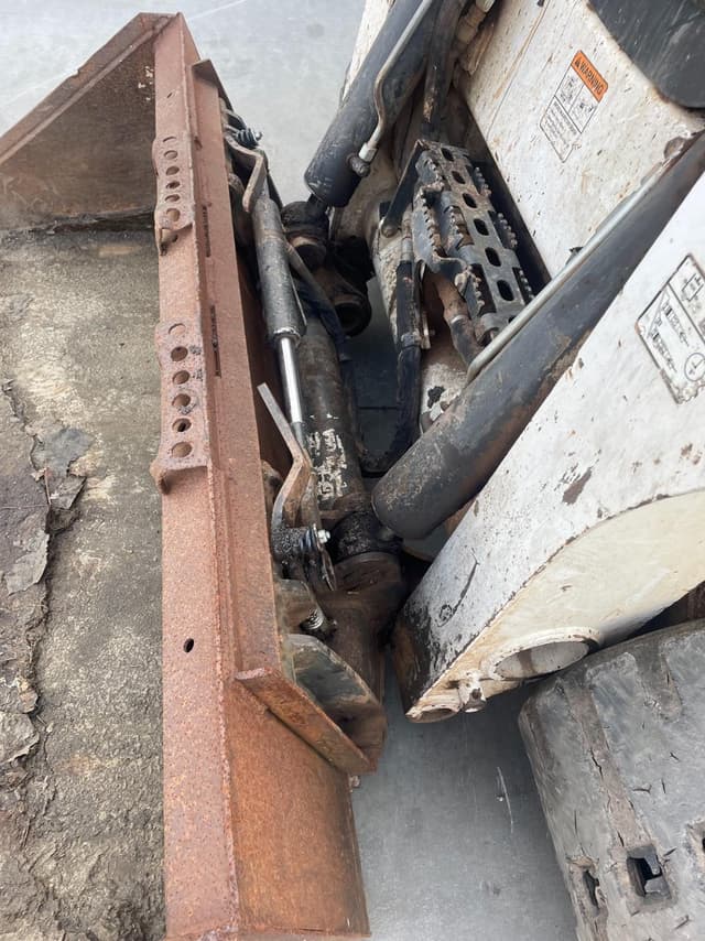 Image of Bobcat T740 equipment image 2