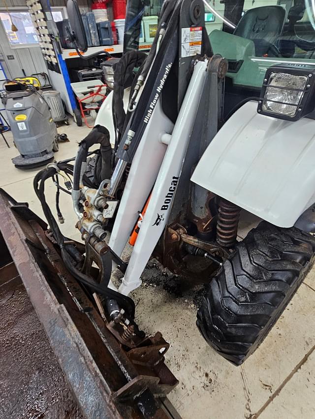 Image of Bobcat Toolcat 5600 equipment image 2