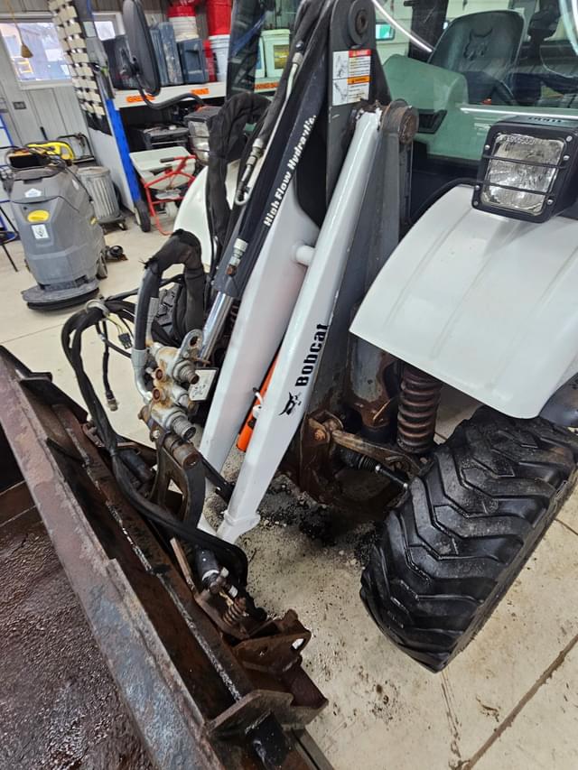 Image of Bobcat Toolcat 5600 equipment image 2