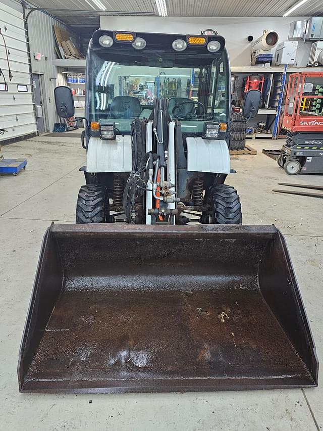 Image of Bobcat Toolcat 5600 equipment image 1