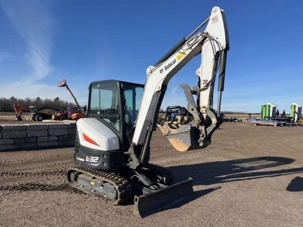 2017 Bobcat E32 Equipment Image0