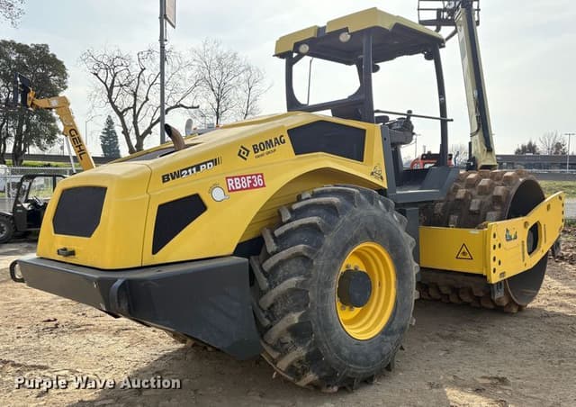 Image of Bomag BW211PD-5 equipment image 4