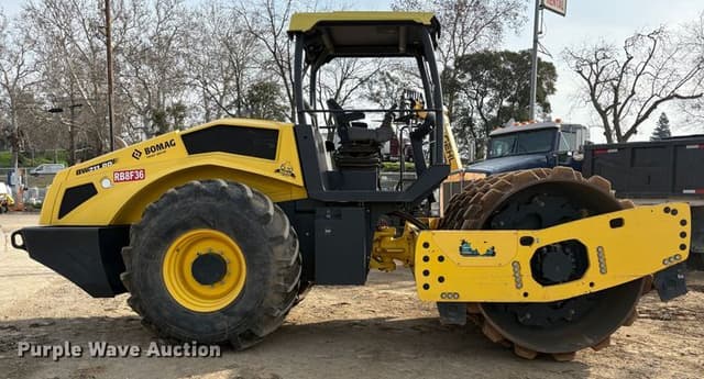 Image of Bomag BW211PD-5 equipment image 3