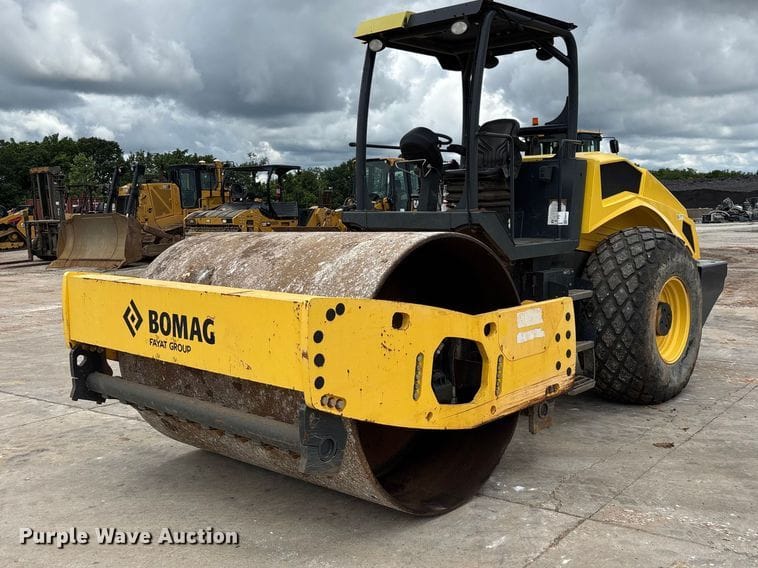 2017 Bomag BW213DH-5 Equipment Image0