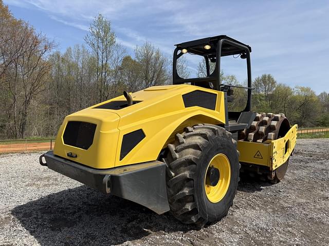 Image of Bomag BW211PDH-5 equipment image 4