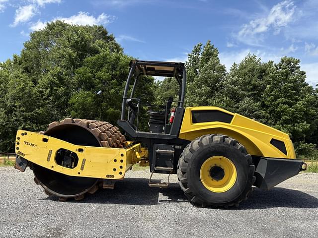 Image of Bomag BW211PDH-5 equipment image 2