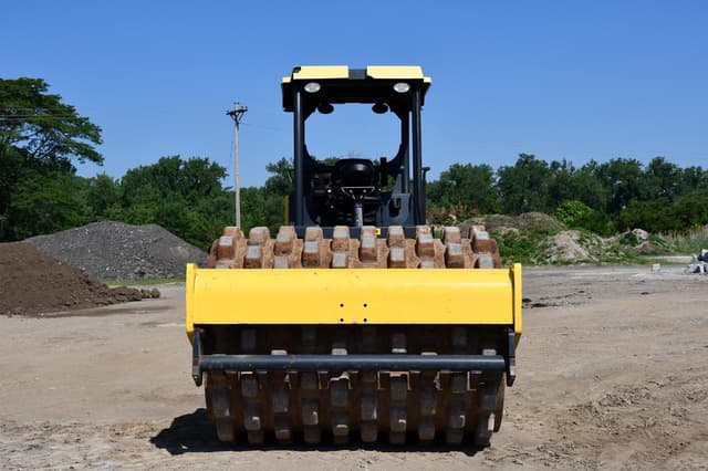 Image of Bomag BW211PD-5 equipment image 2