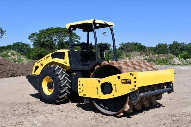 Image of Bomag BW211PD-5 equipment image 3