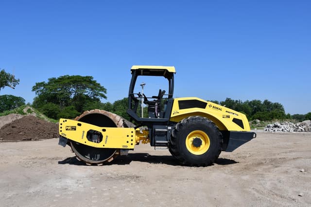 Image of Bomag BW211PD-5 equipment image 1