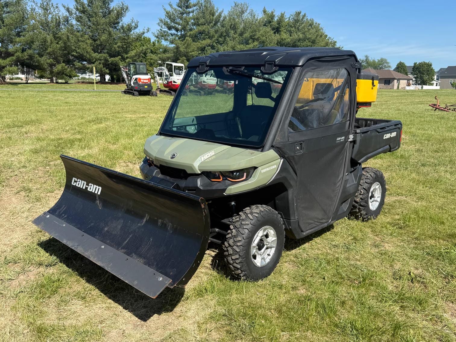2017 Can-Am Defender Equipment Image0