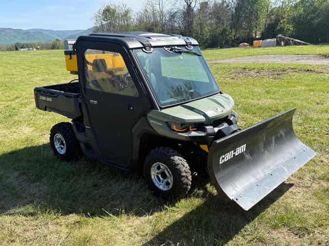 Image of Can-Am Defender equipment image 3