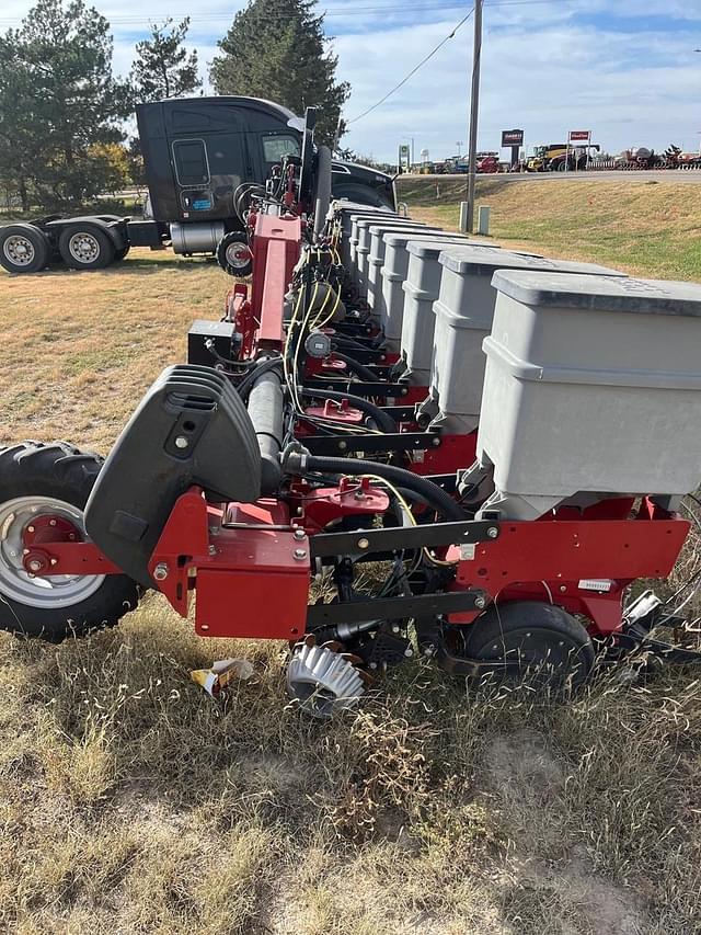 Image of Case IH 1235 equipment image 1