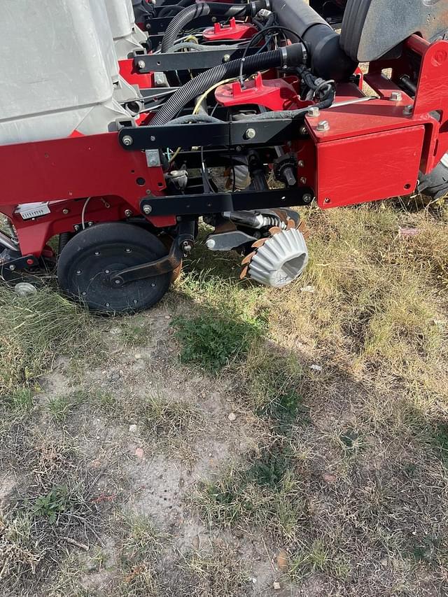 Image of Case IH 1235 equipment image 2