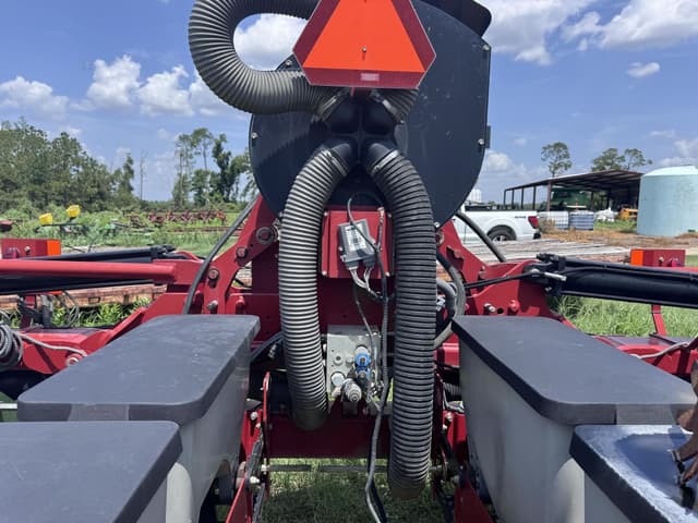 Image of Case IH 1235 equipment image 2