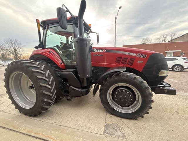 Image of Case IH Magnum 220 equipment image 2
