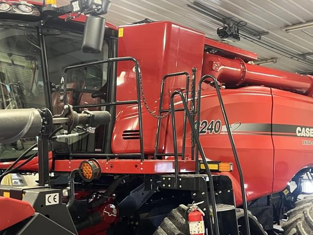 Image of Case IH 8240 equipment image 1