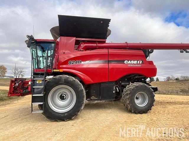 Image of Case IH 8240 equipment image 1