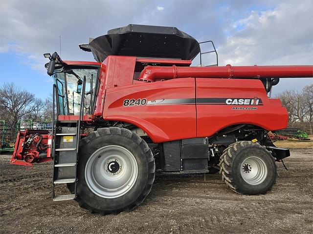 Image of Case IH 8240 equipment image 1