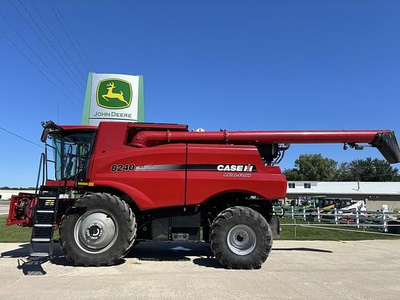 Image of Case IH 8240 equipment image 1