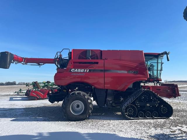 Image of Case IH 8240 equipment image 1