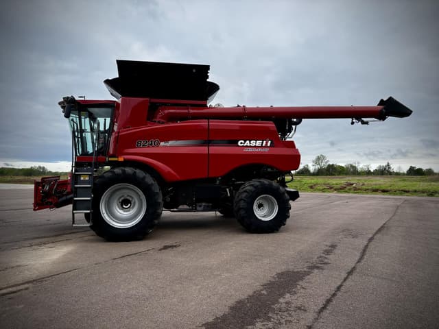 Image of Case IH 8240 equipment image 1