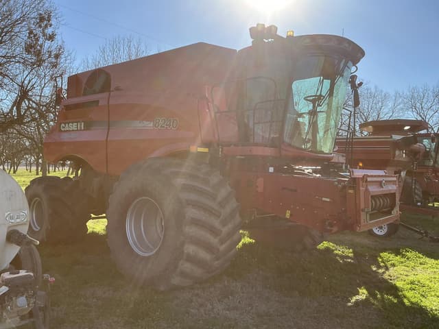 Image of Case IH 8240 equipment image 2
