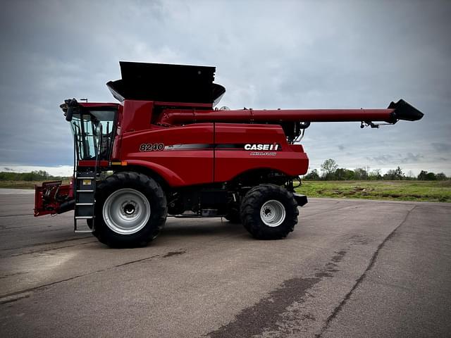 Image of Case IH 8240 equipment image 1