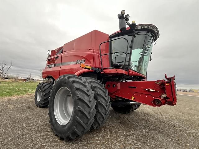 Image of Case IH 8240 equipment image 4