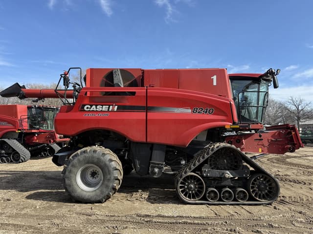Image of Case IH 8240 equipment image 2