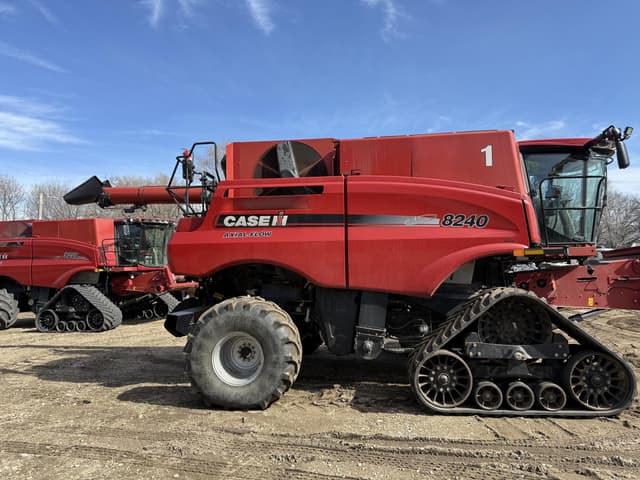 Image of Case IH 8240 equipment image 1