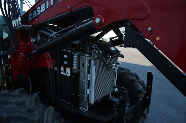 Image of Case IH Farmall 110C equipment image 4