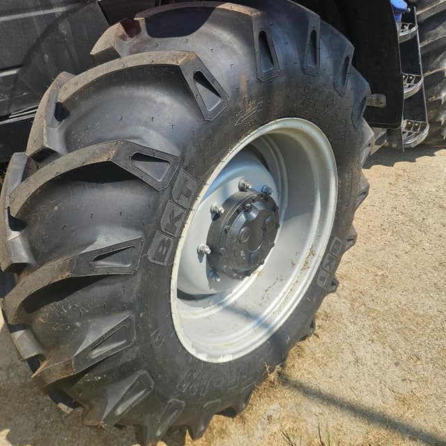 Image of Case IH Farmall 140A equipment image 2