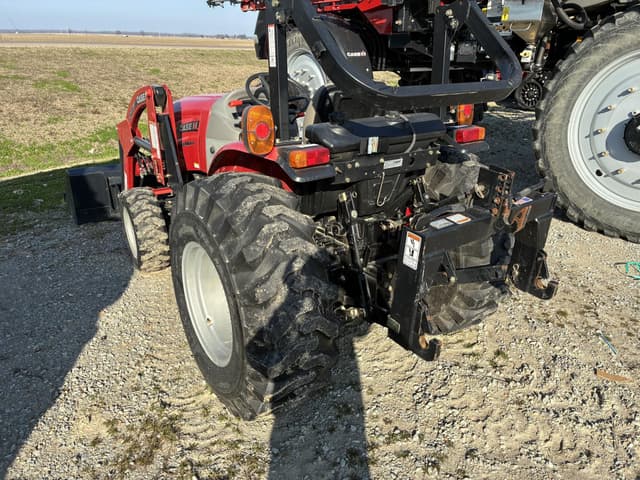 Image of Case IH Farmall 35A equipment image 4