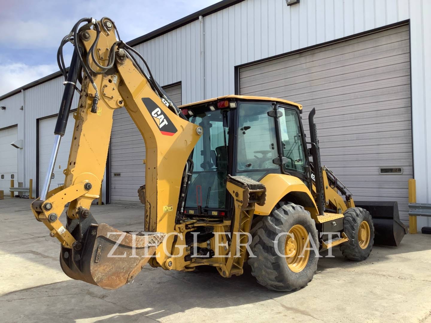 2017 Caterpillar 420F2 IT Equipment Image0