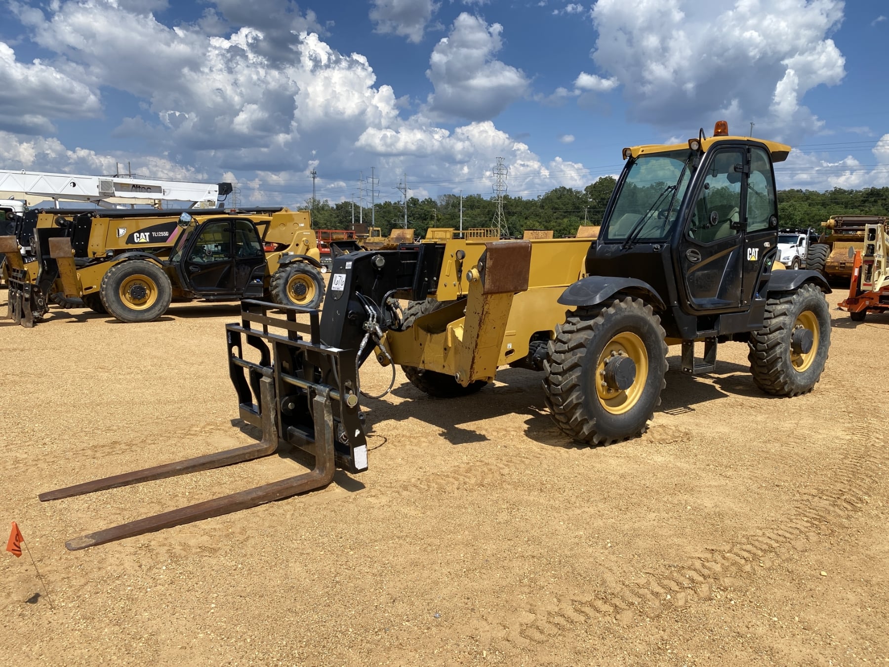2017 Caterpillar TH514D Equipment Image0