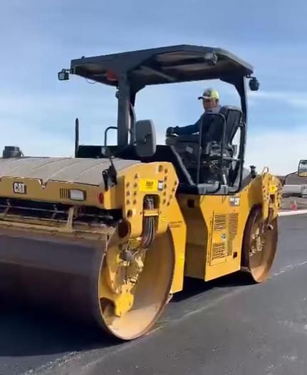 Image of Caterpillar CB66B equipment image 3