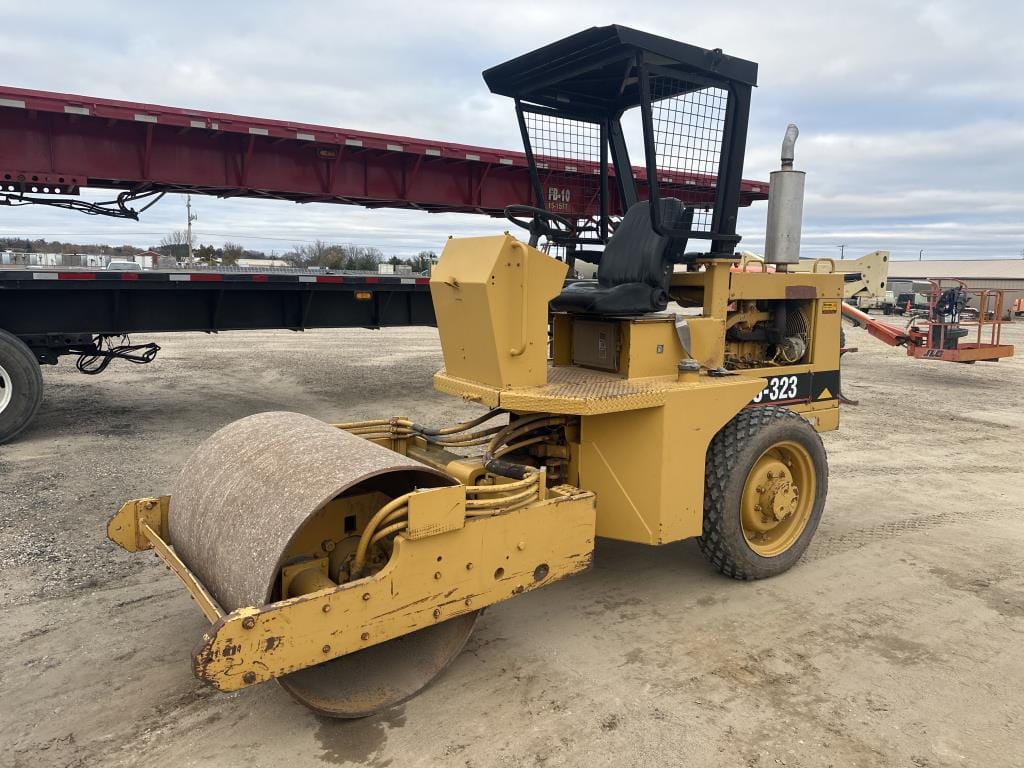 2017 Caterpillar CS-323C Equipment Image0