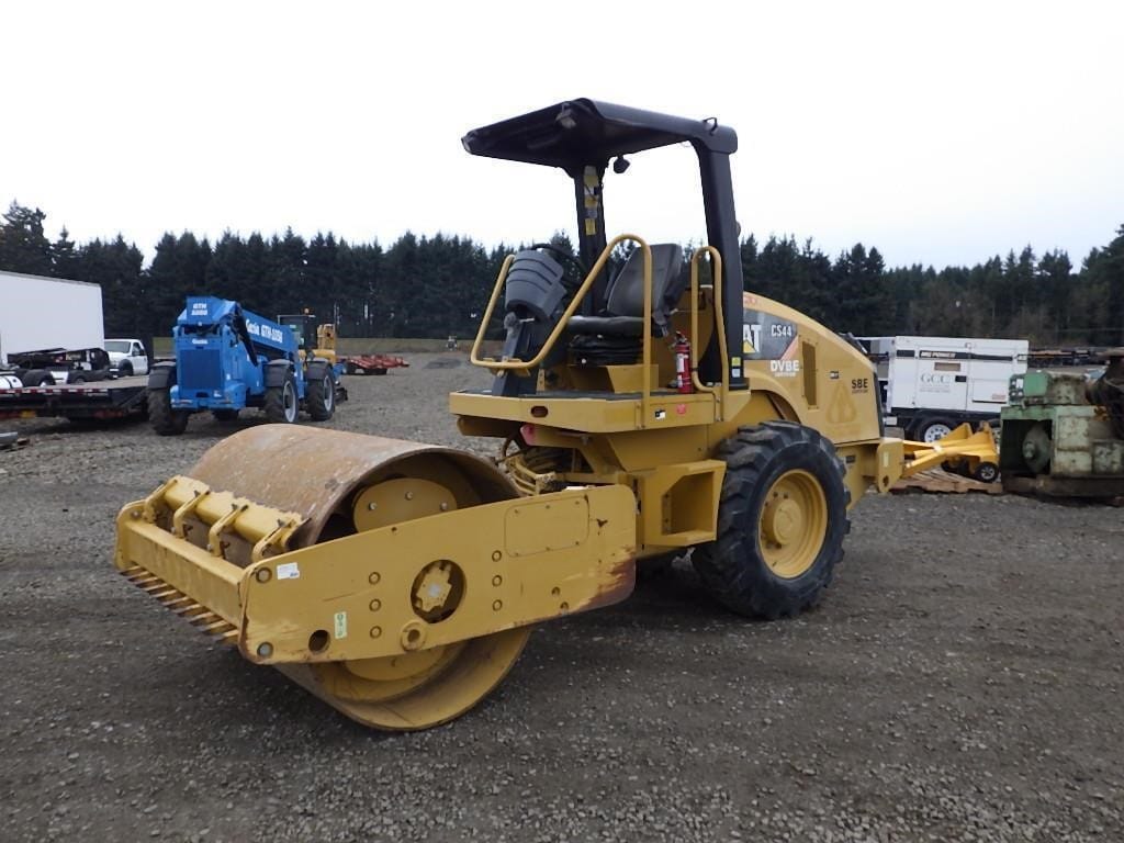 2017 Caterpillar CS44 Equipment Image0