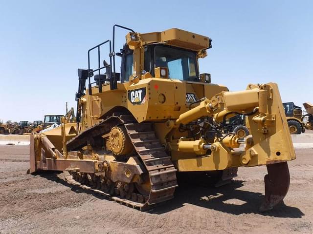 Image of Caterpillar D8T equipment image 2