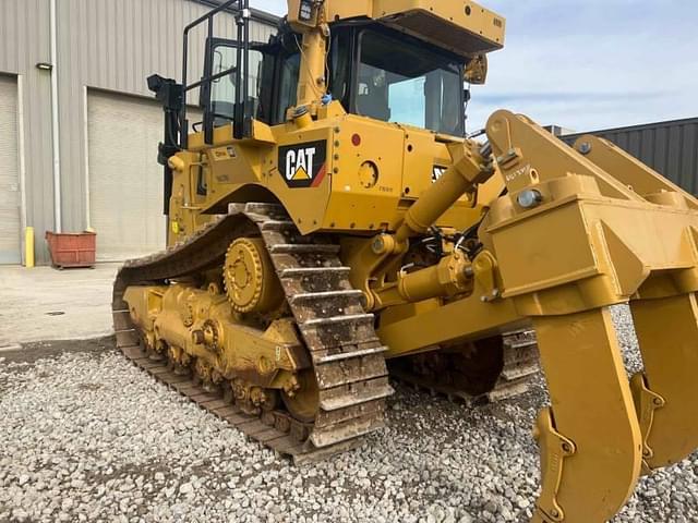 Image of Caterpillar D8T equipment image 3