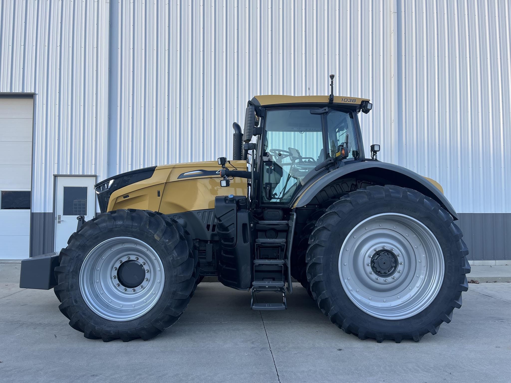 2017 Challenger 1038 Equipment Image0