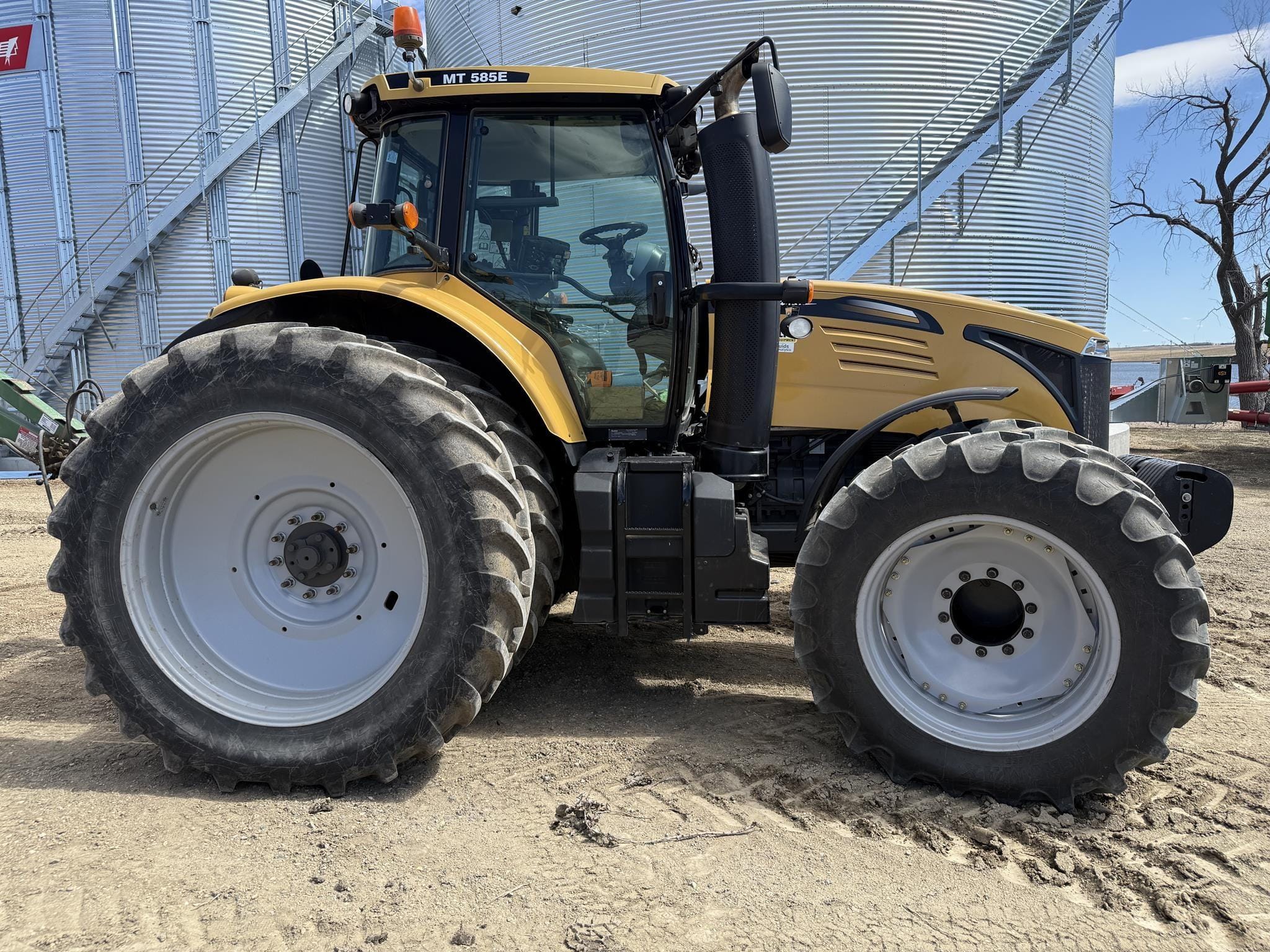 2017 Challenger MT585E Equipment Image0