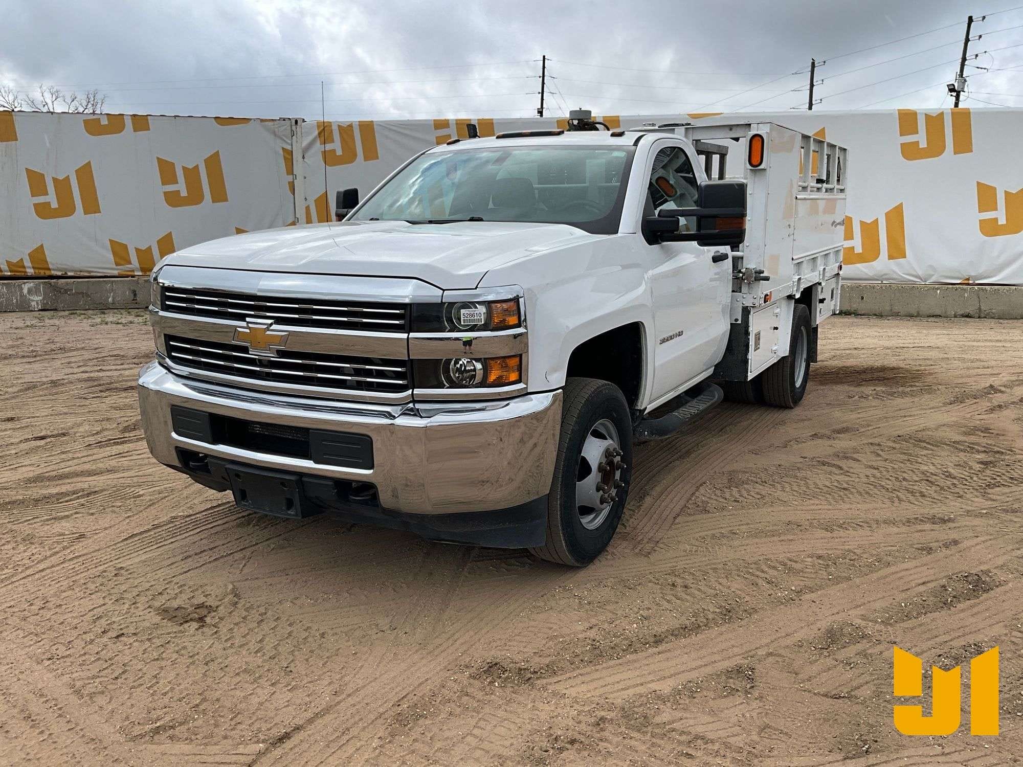 2017 Chevrolet 3500HD Equipment Image0