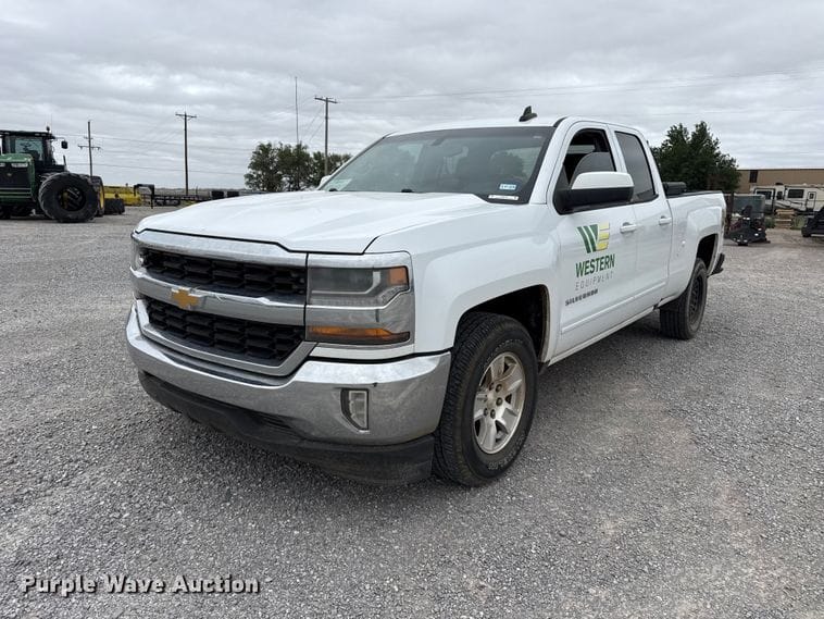2017 Chevrolet Silverado Equipment Image0