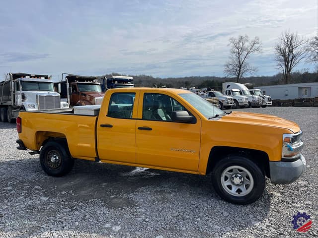 Image of Chevrolet 1500 equipment image 3