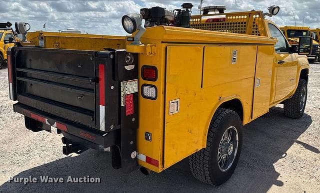 Image of Chevrolet 3500HD equipment image 4