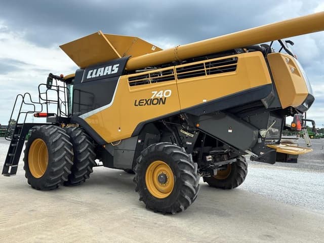 Image of CLAAS LEXION 740 equipment image 4