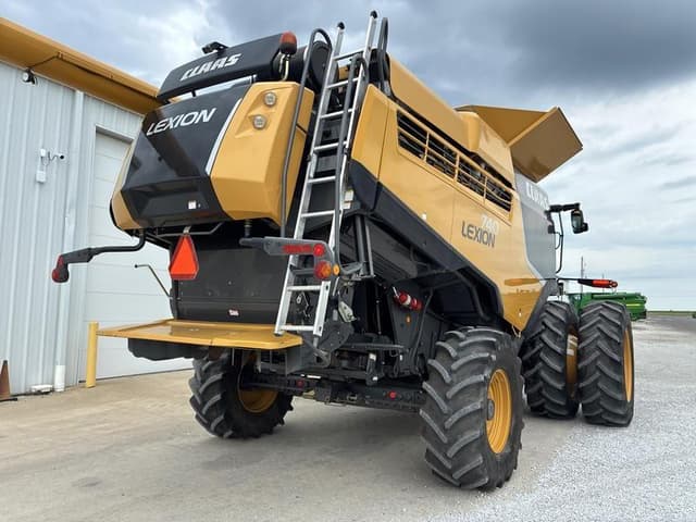 Image of CLAAS LEXION 740 equipment image 2