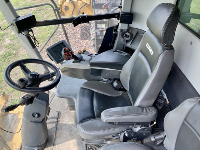 Image of CLAAS LEXION 740 equipment image 4