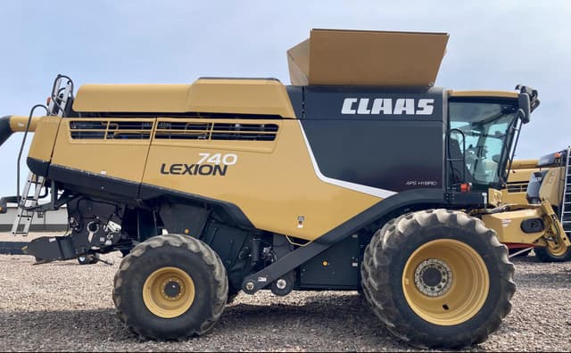 Image of CLAAS LEXION 740 equipment image 1